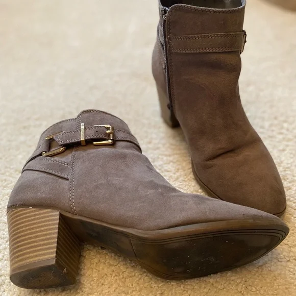 Taupe gray heeled ankle booties - Picture 2 of 3